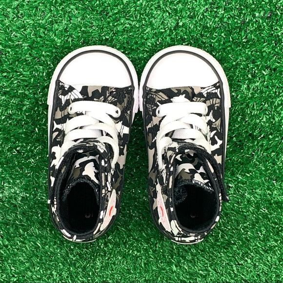 Converse Boys Chuck Taylor “Shark” Print Shoes Sz 5C - Picture 6 of 8